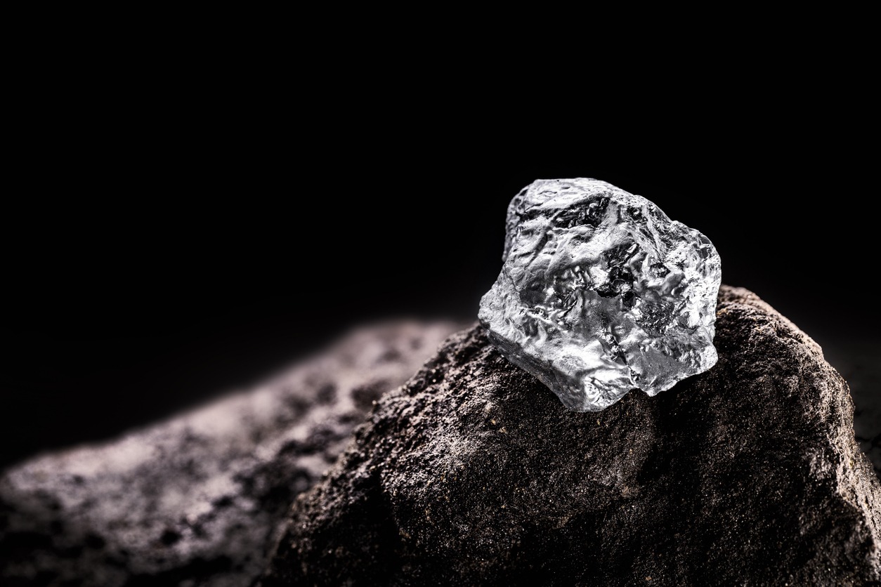 platinum nugget, noble metal, found free in nature in the form of nuggets, used in the production of catalysts