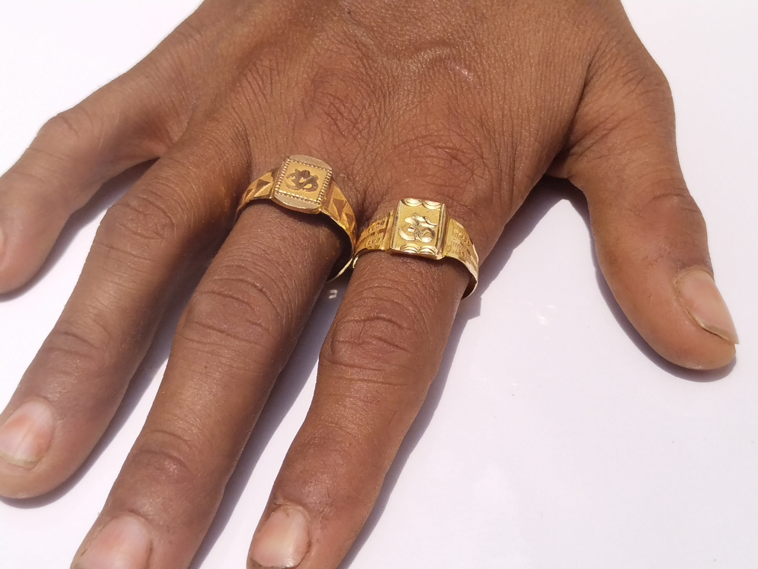 Signet-Ring-on-right-hand