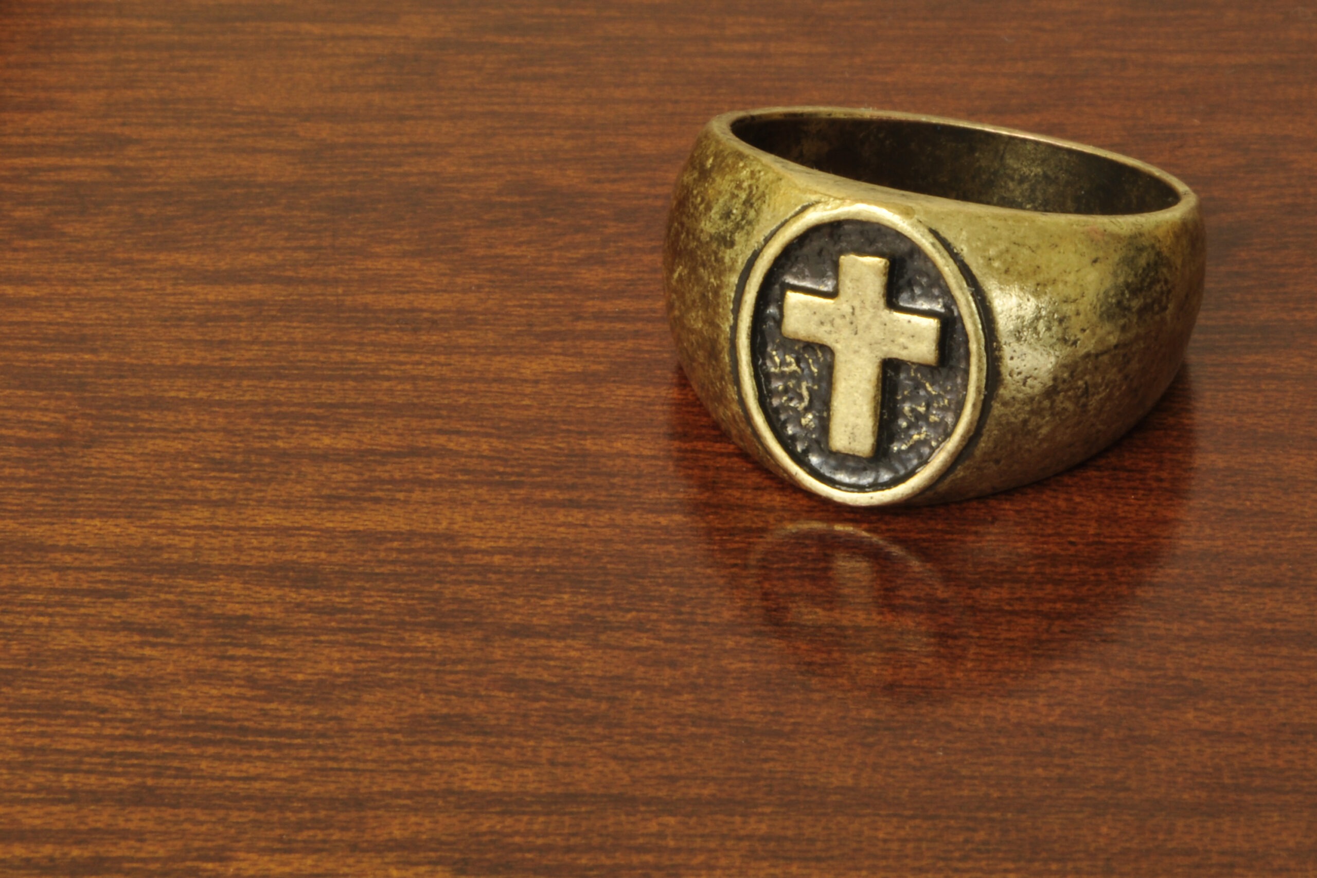 gold-signet-ring-bearing-an-emblem