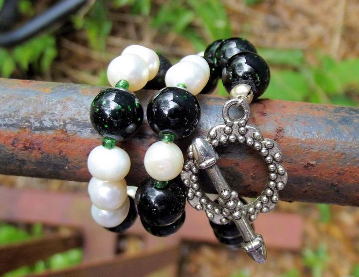 Dark green Akoya pearls