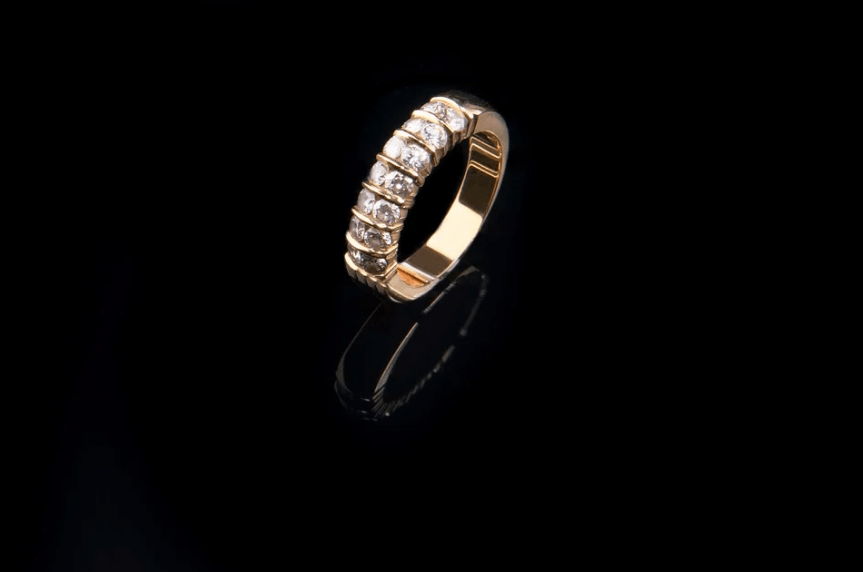 Professional polishing makes the old jewelry new in no time.