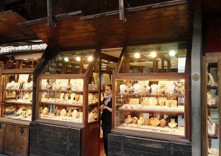 What Are Jewelry Auctions