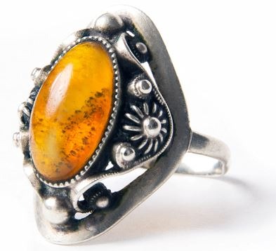 An amber mood ring
