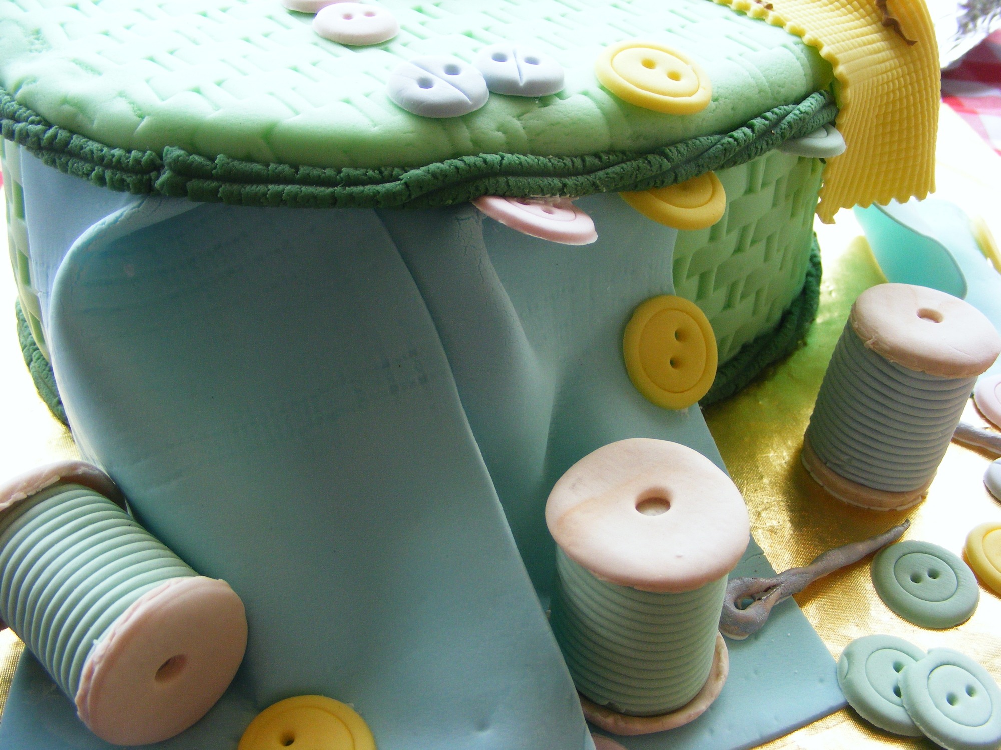 Fondant-covered cake sewing kit